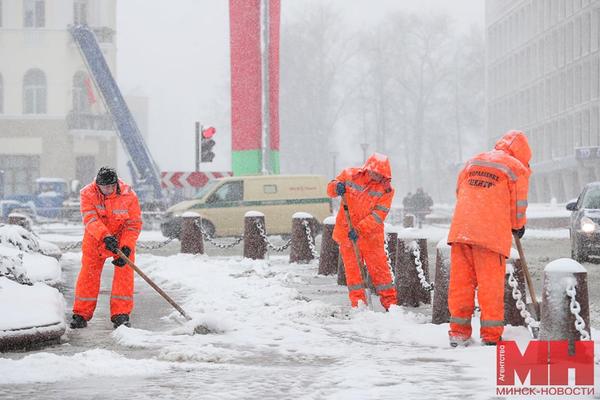 «Начали работать в 6 утра»: режим работы столичных дворников скорректировали из-за снегопада