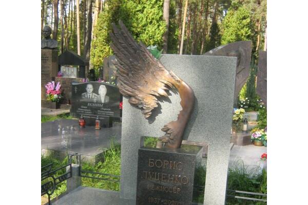 Крылатый профиль режиссера: на Восточном кладбище открыли памятник Борису Луценко