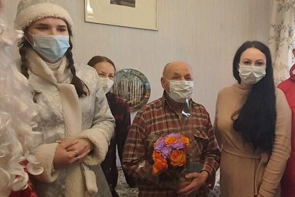 Поздравление с 90-летним юбилеем принимал житель Первомайского района г.Минска Семенов Евгений Николаевич.