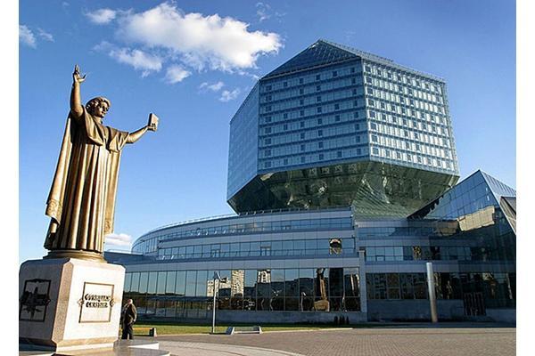 Национальная библиотека приглашает минчан на выставку белорусских художников «Монумент»
