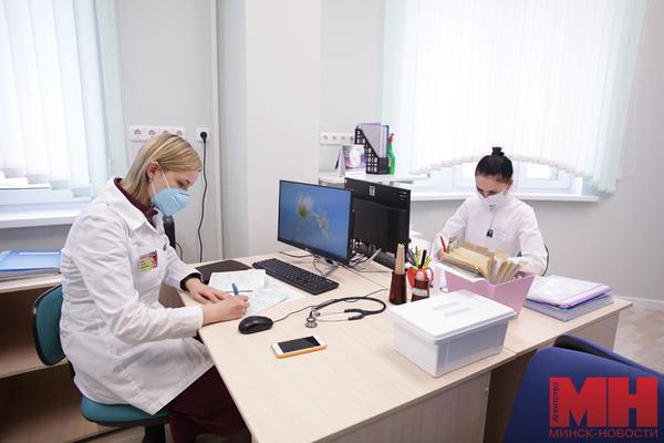В Беларуси изменился режим работы поликлиник. Объясняем, как теперь попасть к врачу или получить справку