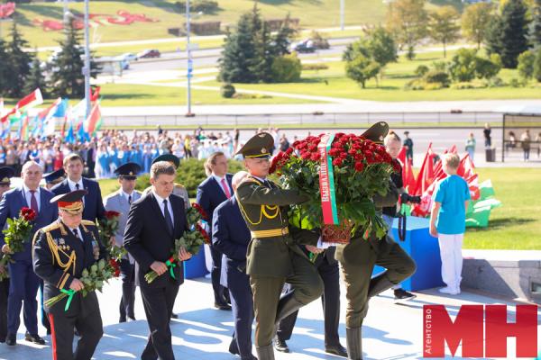 Празднование Дня города открыла церемония возложения цветов к стеле «Минск — город-герой»