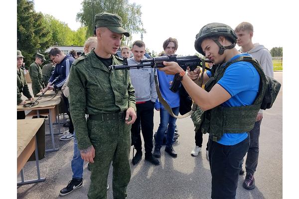В воинских частях Минского гарнизона для школьников организовали учебно-полевые сборы