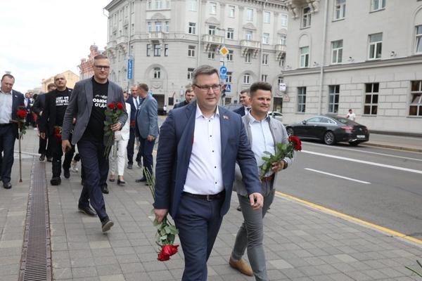Участники Форума патриотических сил возложили цветы к монументу в Александровском сквере
