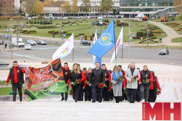 Участники проекта «Автопоезд #Беларусь.Молодежь.Традиции» возложили цветы к стеле «Минск – город-герой»