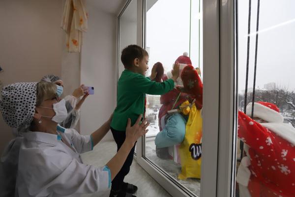 К пациентам РНПЦ детской хирургии через окно заглянули Деды Морозы и Снегурочка