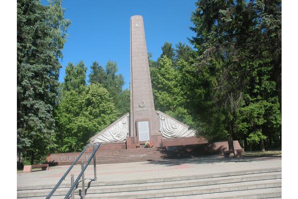 Братская могила советских военнопленных, партизан и мирных жителей