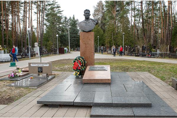 Могила и памятник В.И.Козлову