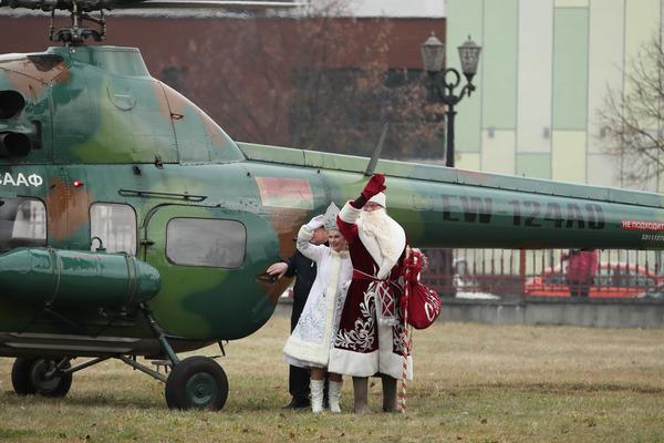 Дед Мороз прилетел на вертолете к Дому милосердия, чтобы поздравить минчан со святками