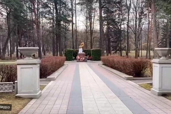 Памятники Минска — о войне. Братская могила в парке Челюскинцев