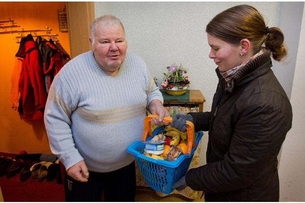 Социальные работники доставят на дом продукты и лекарства пенсионерам, опасающимся коронавируса