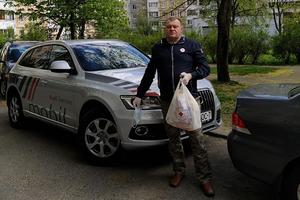Пожилым Первомайцам помогает доставлять продуктовые наборы на дом Audi Центр Минск