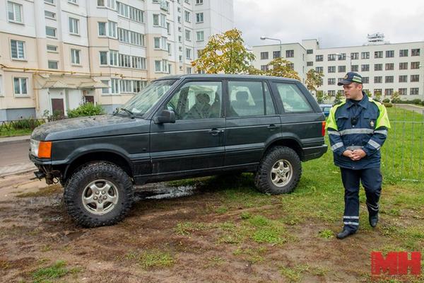 Любителям парковки на траве в Минске будут выставлять счет за испорченный газон