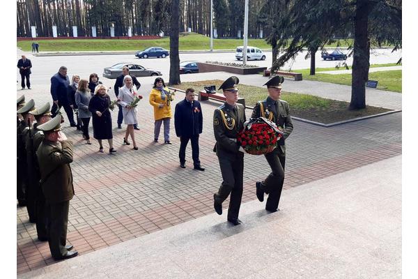 Глава администрации Первомайского района возложил цветы к «Братской могиле»
