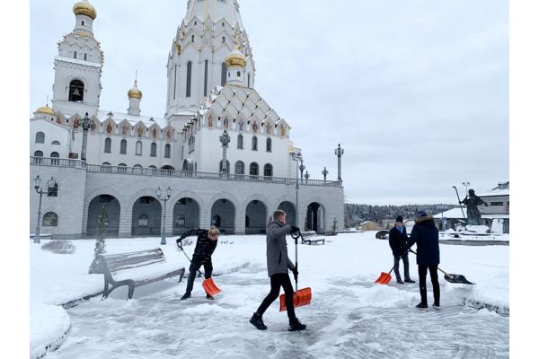 Молодежная акция «Уберем снег вместе» продолжается в столице