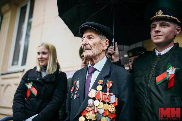 С оркестром под окнами: в Минске необычно поздравляют участников Великой Отечественной войны