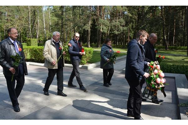 Представители профсоюзов возложили цветы к монументу 