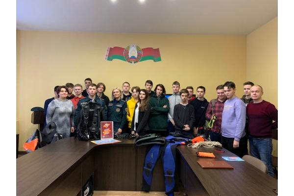 Студентам политехнического колледжа в Минске рассказали о безопасности на воде