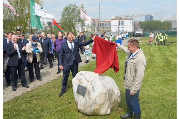 Памятный  камень и аллея в честь 90-летия белорусской энергосистемы появились в Первомайском районе