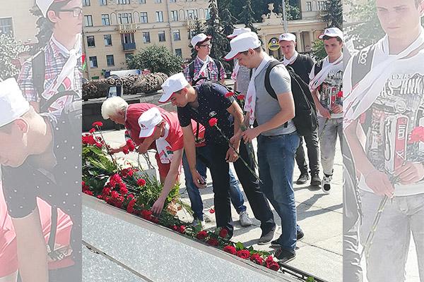 Возложение живых цветов к монументу на площади Победы