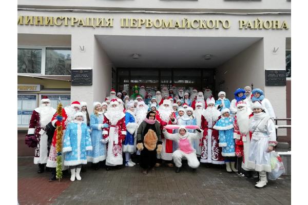 Первомайский принял участие в новогоднем шествии Дедов Морозов и Снегурочек