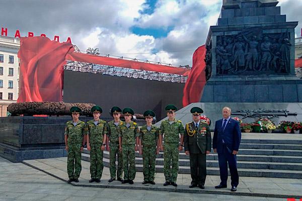 Цветы к монументу Победы возложили курсанты и преподаватели Института пограничной службы