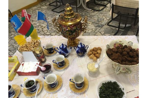 На избирательном участке в Первомайском районе гостей угощают чаем из раритетного самовара