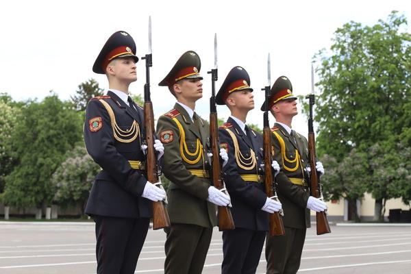 Во внутренних войсках празднуют 17 лет со дня образования роты почетного караула бригады спецназа