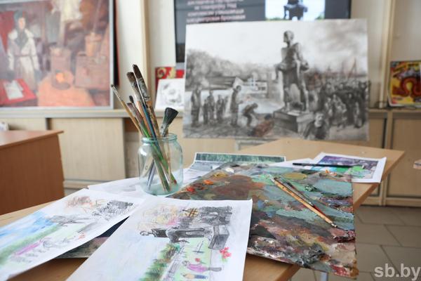 Учащиеся гимназии-колледжа искусств создали полотно, посвященное 80-й годовщине трагедии в Хатыни
