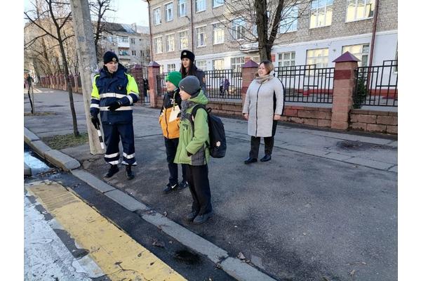 Уроки по правилам дорожного движения проводят у школ в Первомайском районе