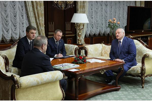 Президент Александр Лукашенко встретился с почетным консулом Беларуси в Сербии Драгомиром Каричем