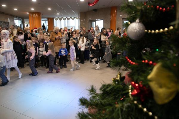 Благотворительное новогоднее представление для детей Первомайского района прошло в Нацбиблиотеке