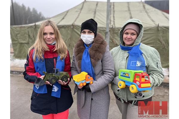 Представители БСЖ и БРСМ вручили подарки детям беженцев, находящимся на белорусско-польской границе