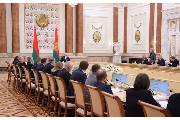 Лукашенко подтвердил, что референдум по внесению изменений в Конституцию планируется провести в феврале