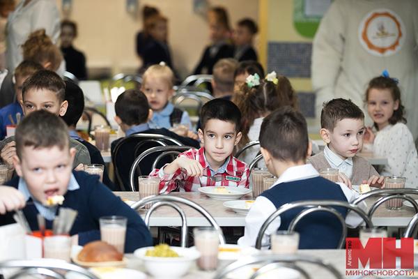 Ягодный пирог и бифштекс. Какие еще новинки появятся в школьном меню в новом учебном году