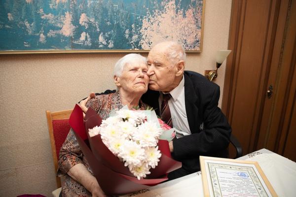 Вместе – 70 лет! В Первомайском районе поздравили супружескую пару с благодатной свадьбой