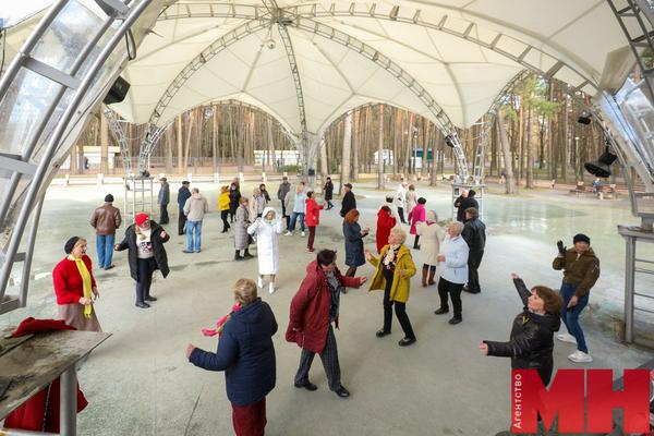 Фотофакт: в Минске открылся сезон на танцплощадке «Встреча» в парке Челюскинцев