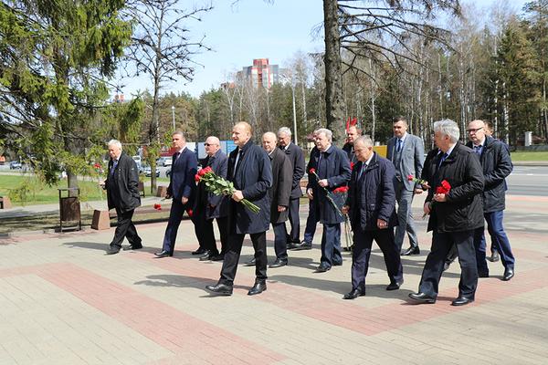 Руководители НАН возложили цветы к обелиску на 9-м километре Московского шоссе