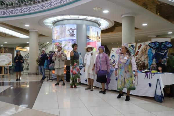 Выставка ко Дню пожилого человека открылась в ТЦ «Столица». Какие работы там представлены