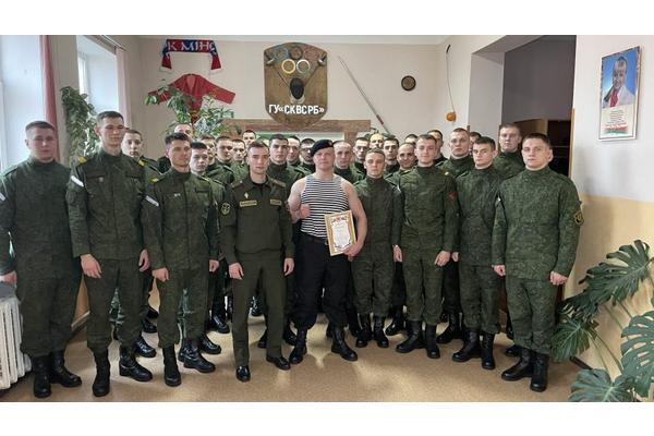Рекордсмен и общественный деятель Сергей Заславский встретился с военнослужащими спортроты