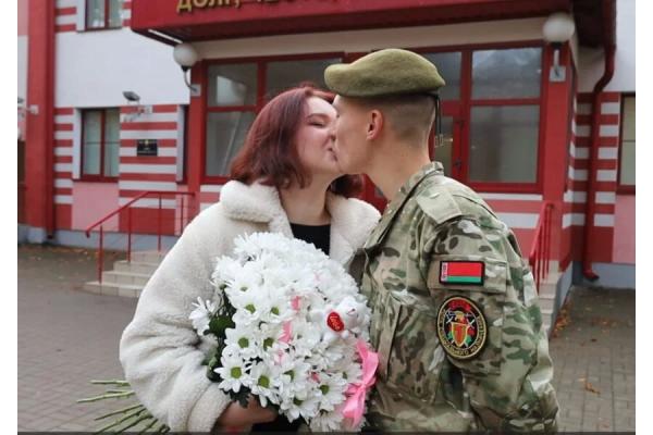 Молодой рядовой сделал предложение возлюбленной во время увольнения в запас