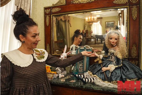 Создает красоту и сотрудничает с коллекционерами: посетили выставку кукол столичной художницы