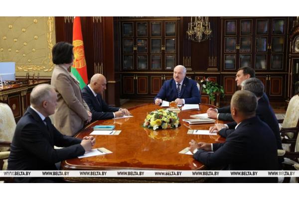Александр Лукашенко потребовал усовершенствовать материальную поддержку многодетных семей